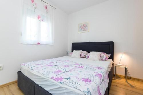 Hostal Apartments And Rooms With Parking Space Grebastica, Sibenik - 17831