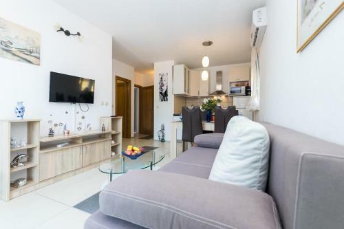 Hostal Apartments And Rooms With Parking Space Grebastica, Sibenik - 17831