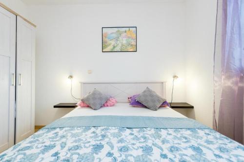 Hostal Apartments And Rooms With Parking Space Grebastica, Sibenik - 17831
