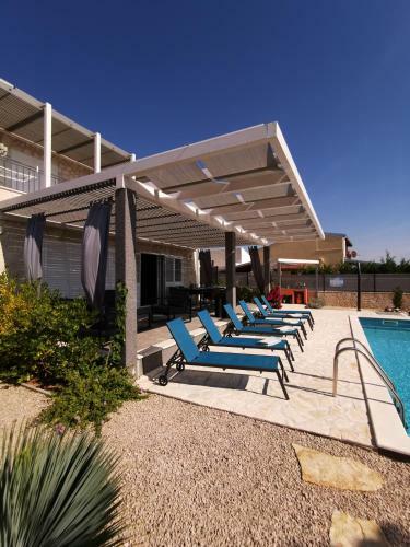 Apartamento Parterre In Einer Villa Mit Pool Und Garten