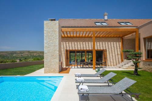 Luxury Villa Silence With Heated Pool
