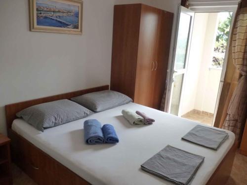 Apartments In Starigrad-paklenica 33765