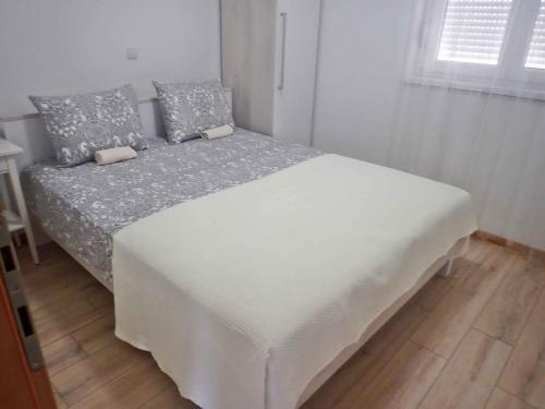 Apartment In Starigrad-paklenica 38636