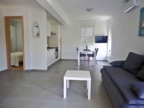 Apartment In Starigrad-paklenica 38636