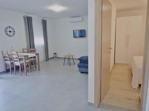 Apartment In Starigrad-paklenica 38637