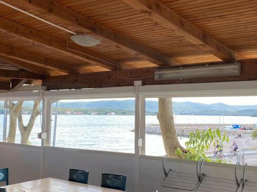 Hostal Blue Wave Apartments