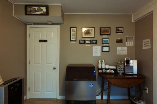 Bearskin Neck Motor Lodge