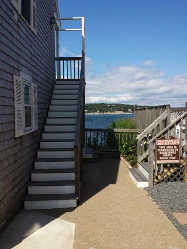 Bearskin Neck Motor Lodge