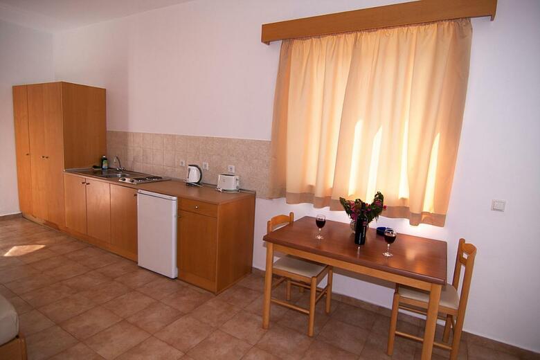 Lambis Studios & Apartments