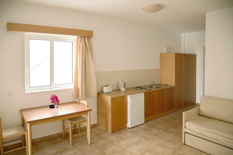 Lambis Studios & Apartments