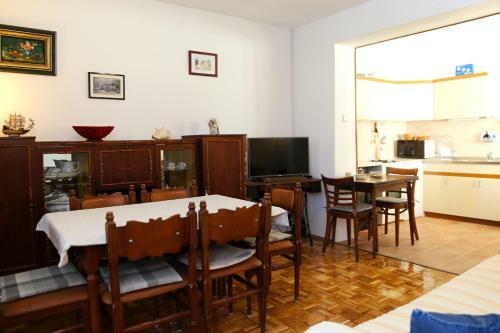 Seaside Apartment Tisno