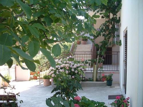 Apartments With A Parking Space Supetar, Brac - 17045