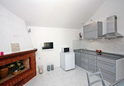 Holiday Home Ivi - 100 M From Sea