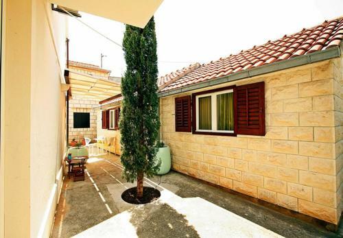 Holiday Home Ivi - 100 M From Sea