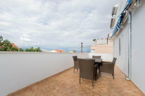 Apartment With Terrace & Private Parking