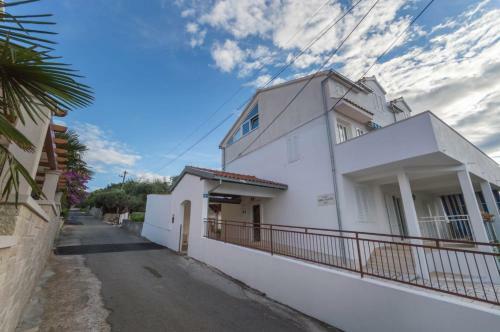 Apartment With Terrace & Private Parking