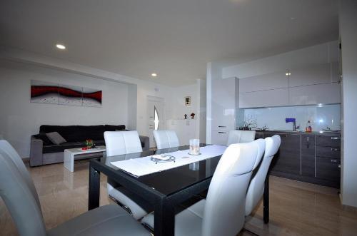 Apartment Tribunj 16884b