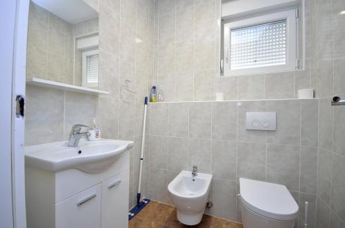 Apartment Tribunj 16884b
