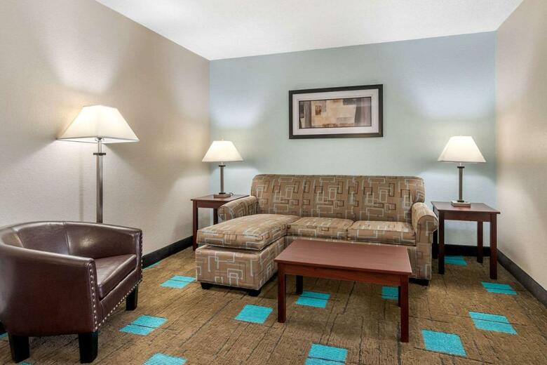 Hotel Quality Suites Airport Kansas City