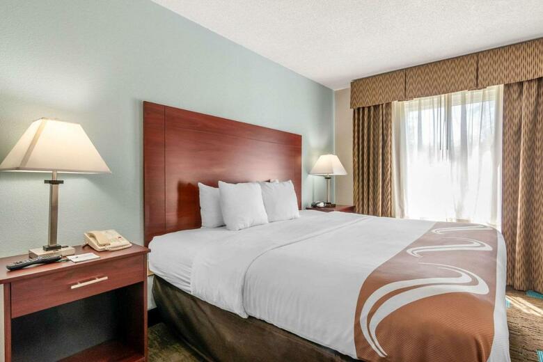 Hotel Quality Suites Airport Kansas City