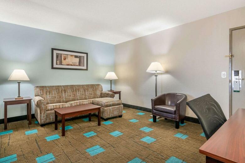 Hotel Quality Suites Airport Kansas City