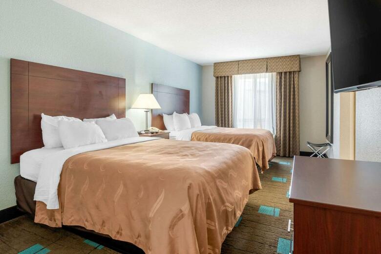 Hotel Quality Suites Airport Kansas City