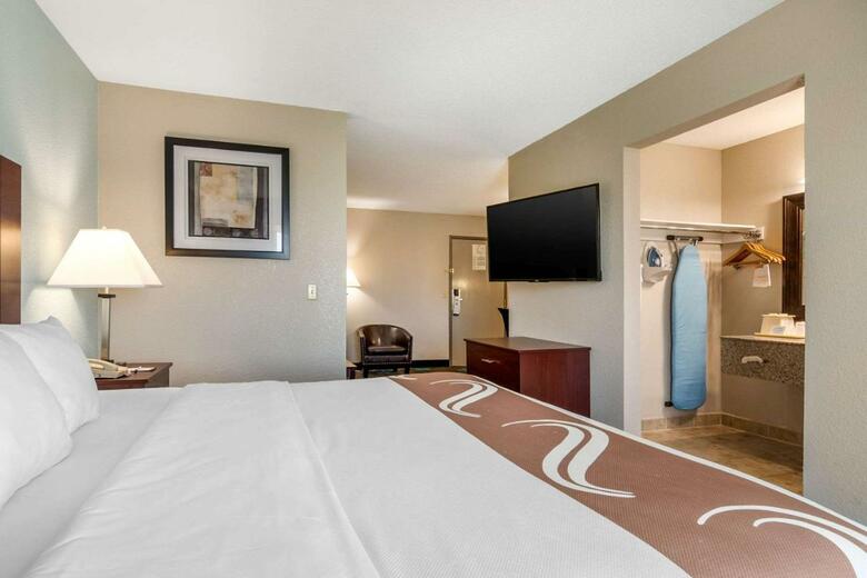 Hotel Quality Suites Airport Kansas City