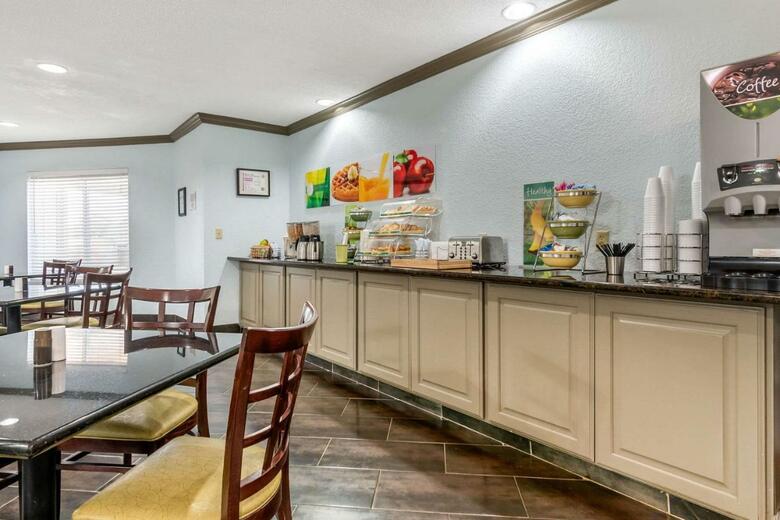 Hotel Quality Suites Airport Kansas City