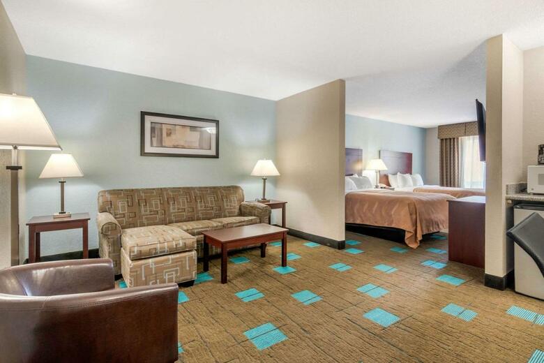 Hotel Quality Suites Airport Kansas City