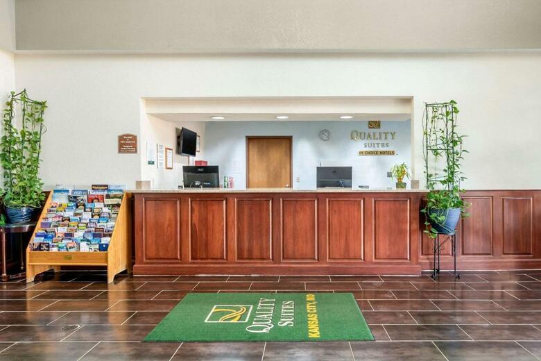 Hotel Quality Suites Airport Kansas City