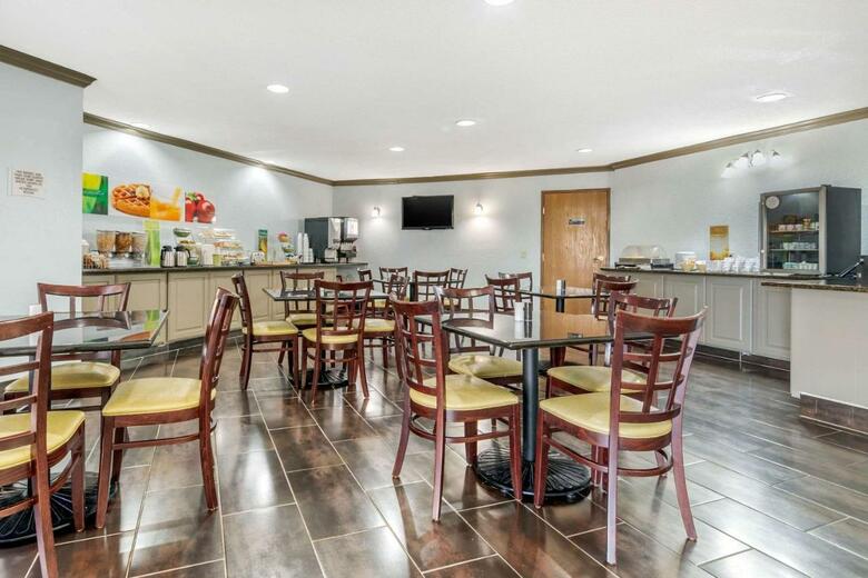 Hotel Quality Suites Airport Kansas City