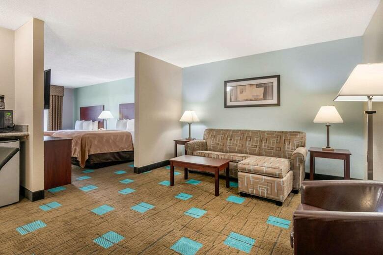 Hotel Quality Suites Airport Kansas City