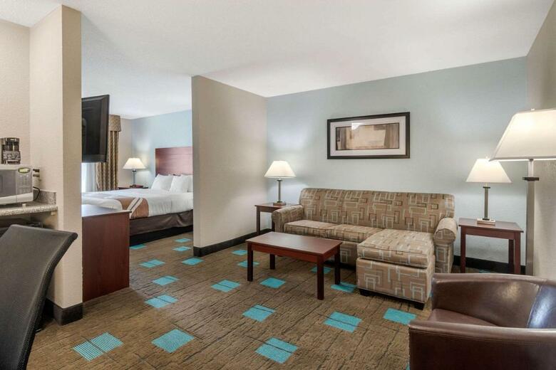 Hotel Quality Suites Airport Kansas City