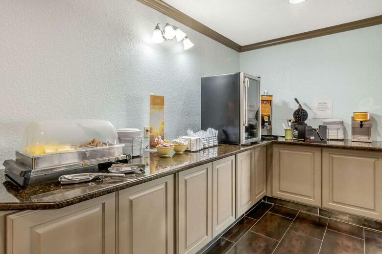 Hotel Quality Suites Airport Kansas City