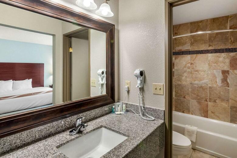 Hotel Quality Suites Airport Kansas City