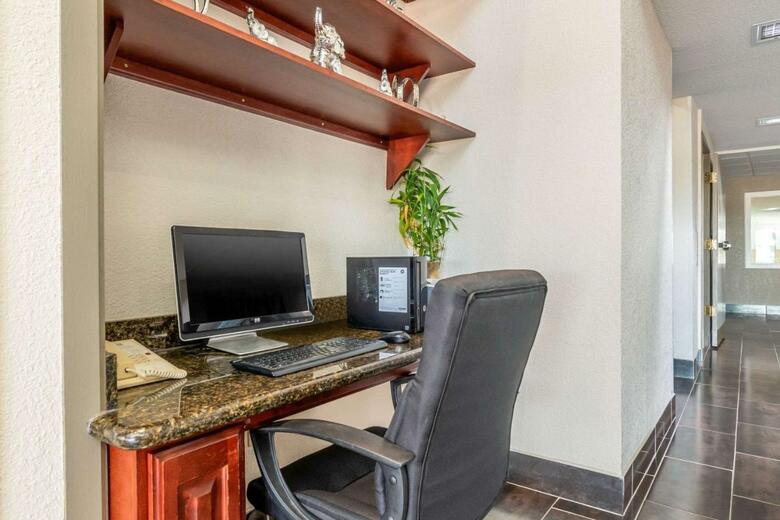 Hotel Quality Suites Airport Kansas City