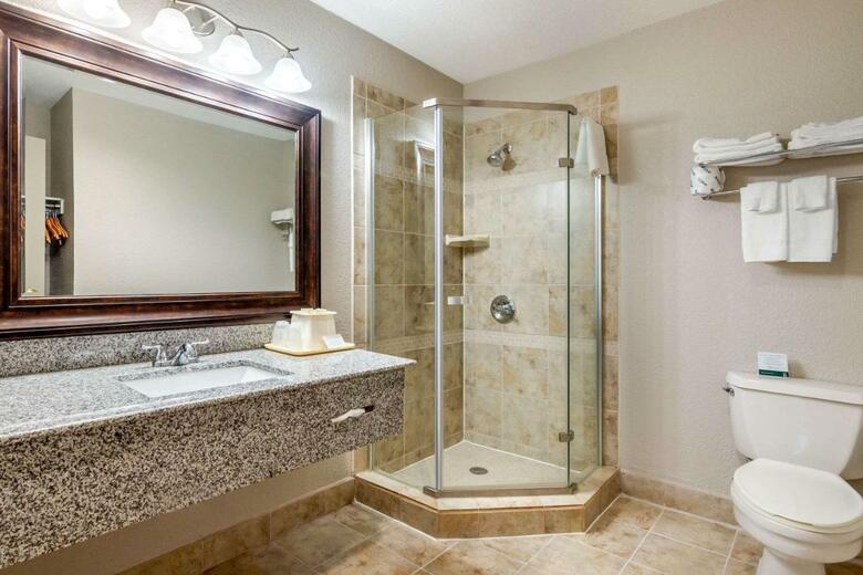 Hotel Quality Suites Airport Kansas City