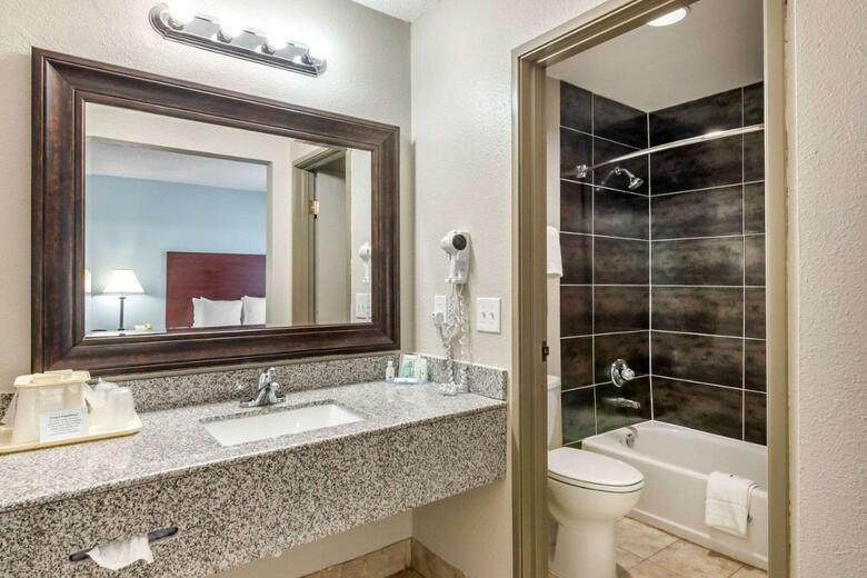 Hotel Quality Suites Airport Kansas City