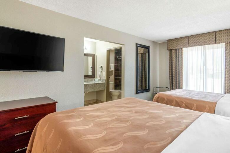 Hotel Quality Suites Airport Kansas City