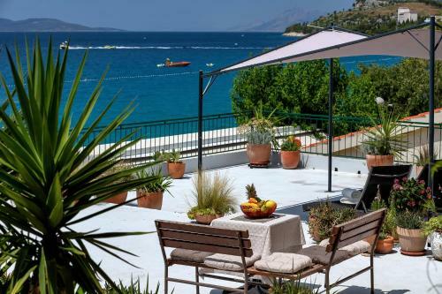 Beachfront Apartment Nives