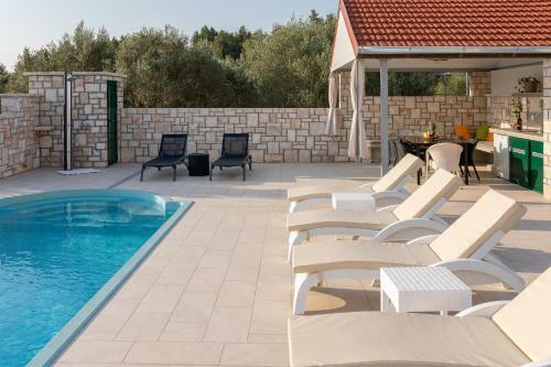 Villa Barbara - Olive Paradise, With Chlorine-free Pool