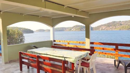 Seafront Apartment Marinka