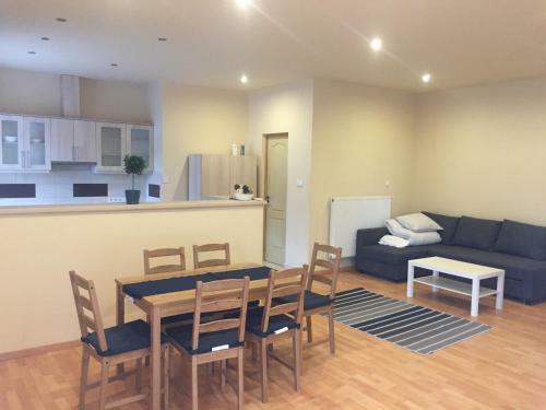 Apartamento Budapest Airport , Accommodation In Vecs�s