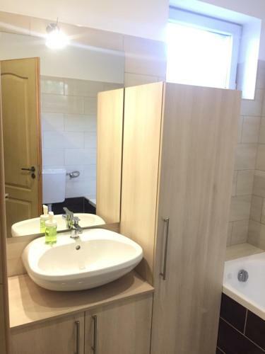 Apartamento Budapest Airport , Accommodation In Vecs�s