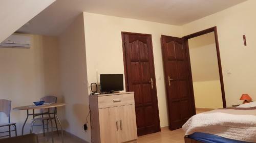 Hostal F?cz�ny Pince �s Vend�gh�z