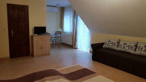 Hostal F?cz�ny Pince �s Vend�gh�z