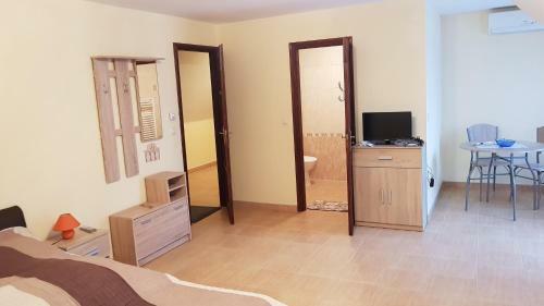 Hostal F?cz�ny Pince �s Vend�gh�z
