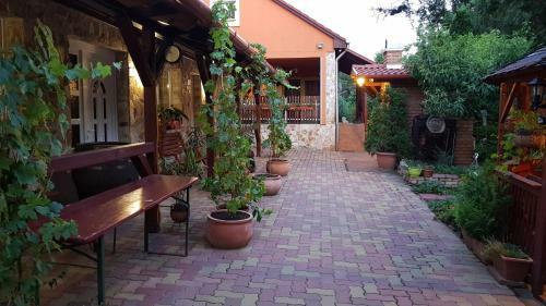 Hostal F?cz�ny Pince �s Vend�gh�z