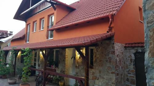Hostal F?cz�ny Pince �s Vend�gh�z