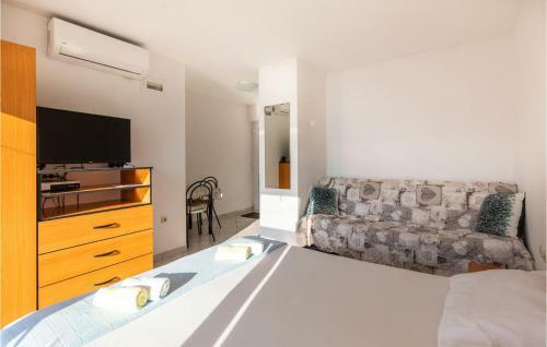 Beautiful Apartment In Klek With